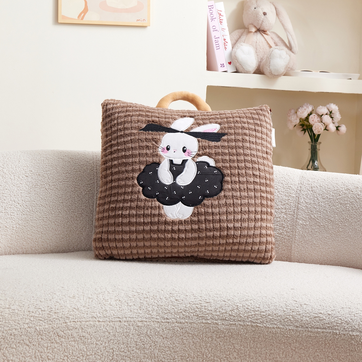 91家纺网 家纺一手货源 找家纺 宝马家纺（原梦童画） 2025新款加厚巴黎兔抱枕被 巴黎兔-咖