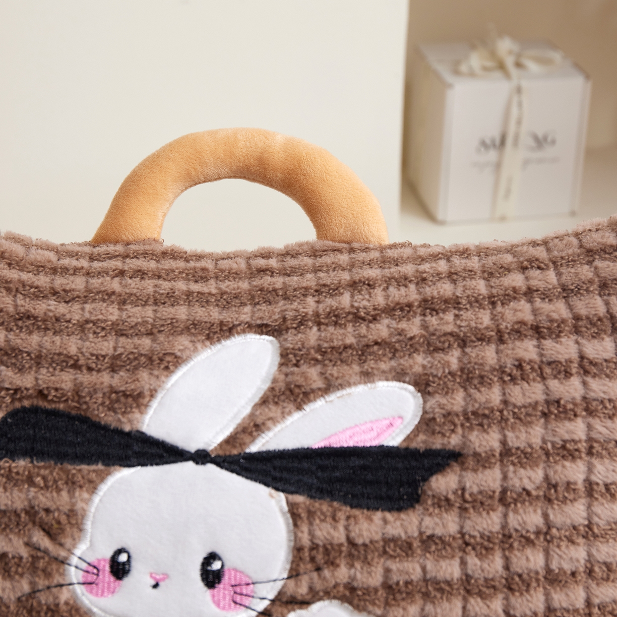 91家纺网 家纺一手货源 找家纺 宝马家纺（原梦童画） 2025新款加厚巴黎兔抱枕被 巴黎兔-咖