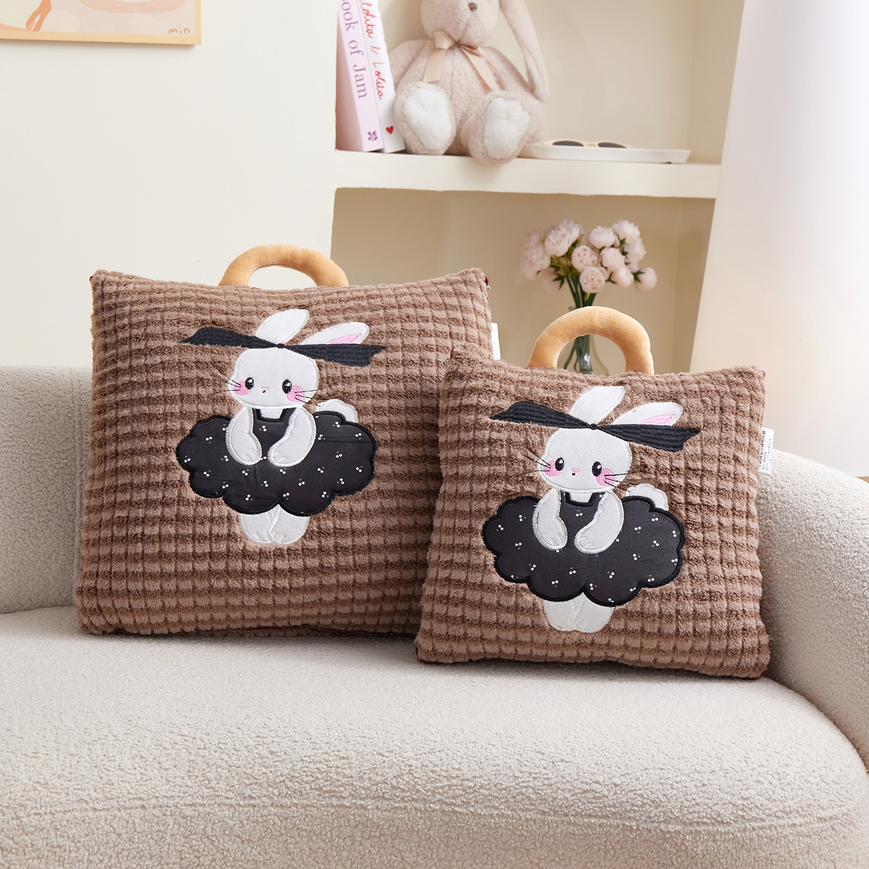 91家纺网 家纺一手货源 找家纺 宝马家纺（原梦童画） 2025新款加厚巴黎兔抱枕被 巴黎兔-咖