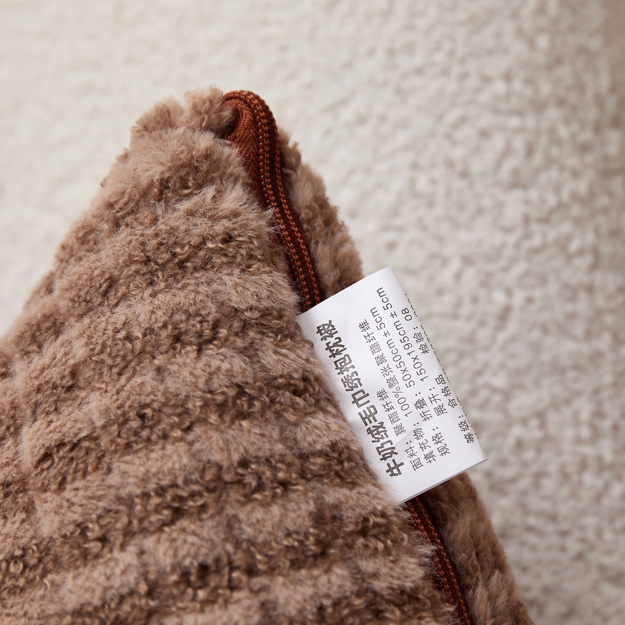 91家纺网 家纺一手货源 找家纺 宝马家纺（原梦童画） 2025新款加厚巴黎兔抱枕被 巴黎兔-咖