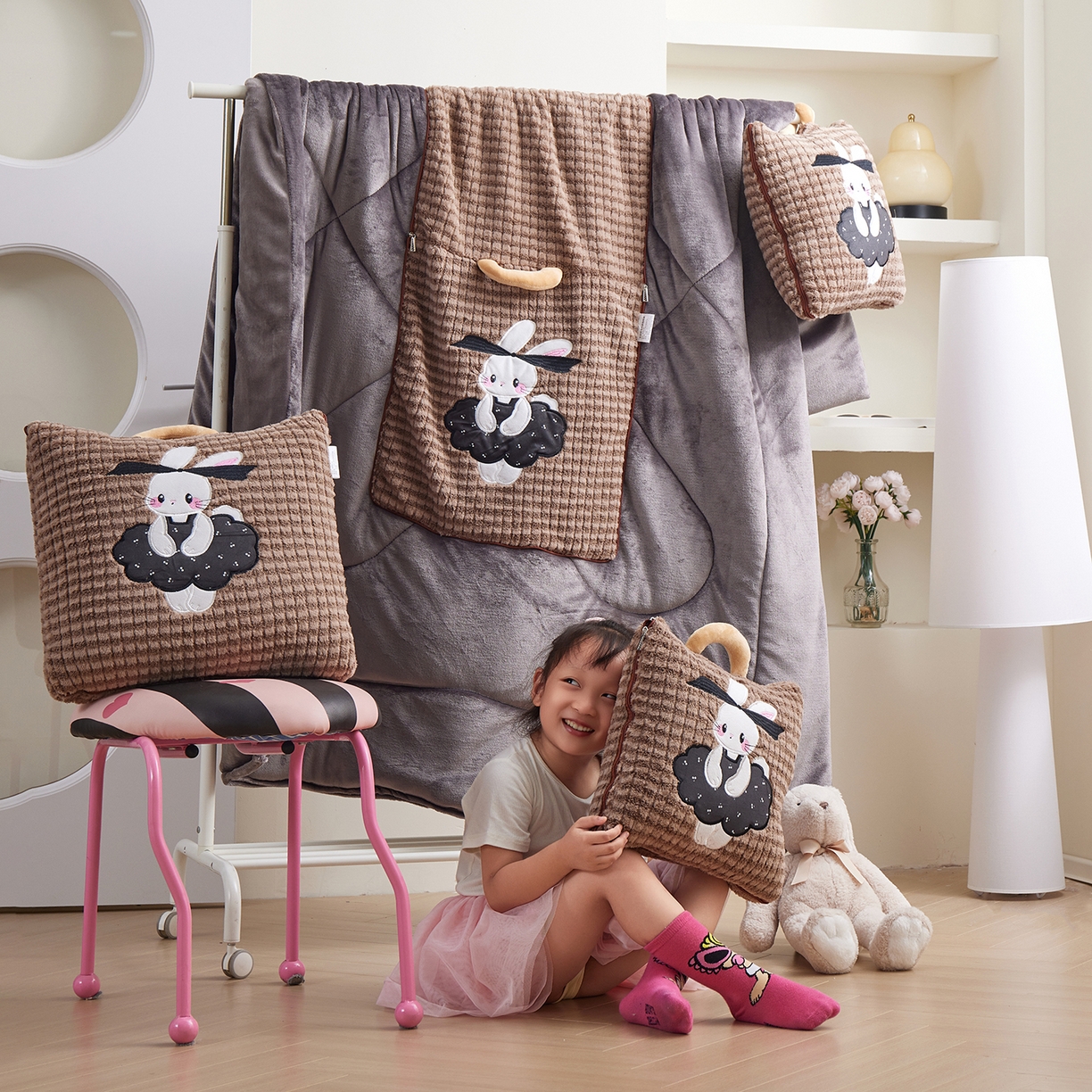 91家纺网 家纺一手货源 找家纺 宝马家纺（原梦童画） 2025新款加厚巴黎兔抱枕被 巴黎兔-咖