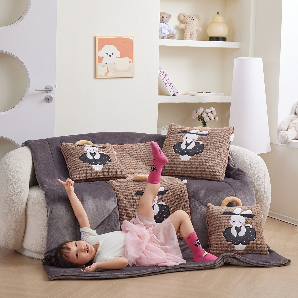 91家纺网 家纺一手货源 找家纺 宝马家纺（原梦童画） 2025新款加厚巴黎兔抱枕被 巴黎兔-咖