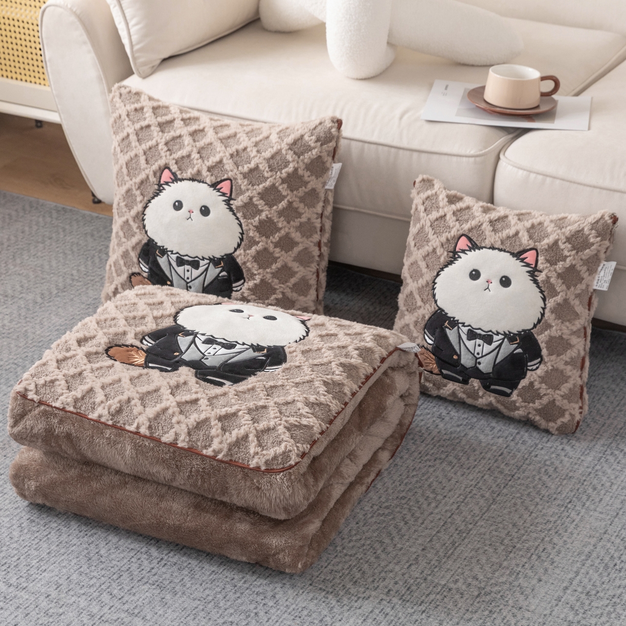 91家纺网 家纺一手货源 找家纺 （总）宝马家纺（原梦童画） 2025新款加厚抱枕被绅士猫