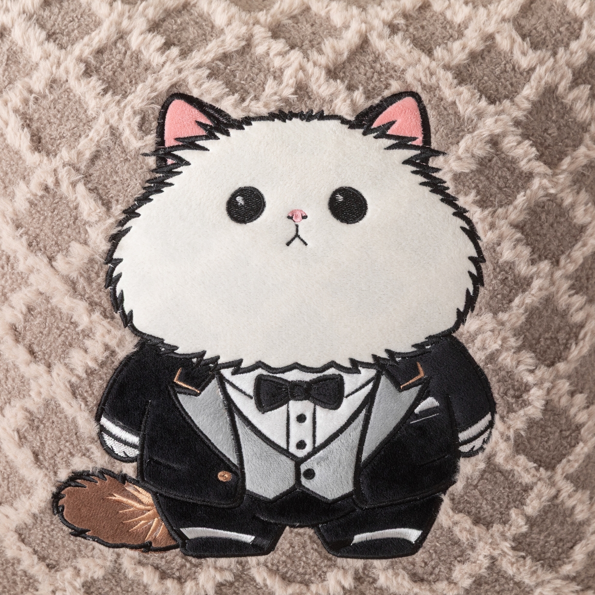 91家纺网 家纺一手货源 找家纺 宝马家纺（原梦童画） 2025新款加厚抱枕被绅士猫 绅士猫棕色