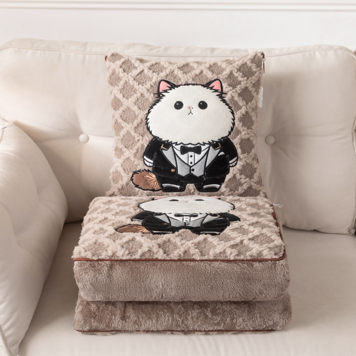 91家纺网 家纺一手货源 找家纺 宝马家纺（原梦童画） 2025新款加厚抱枕被绅士猫 绅士猫棕色
