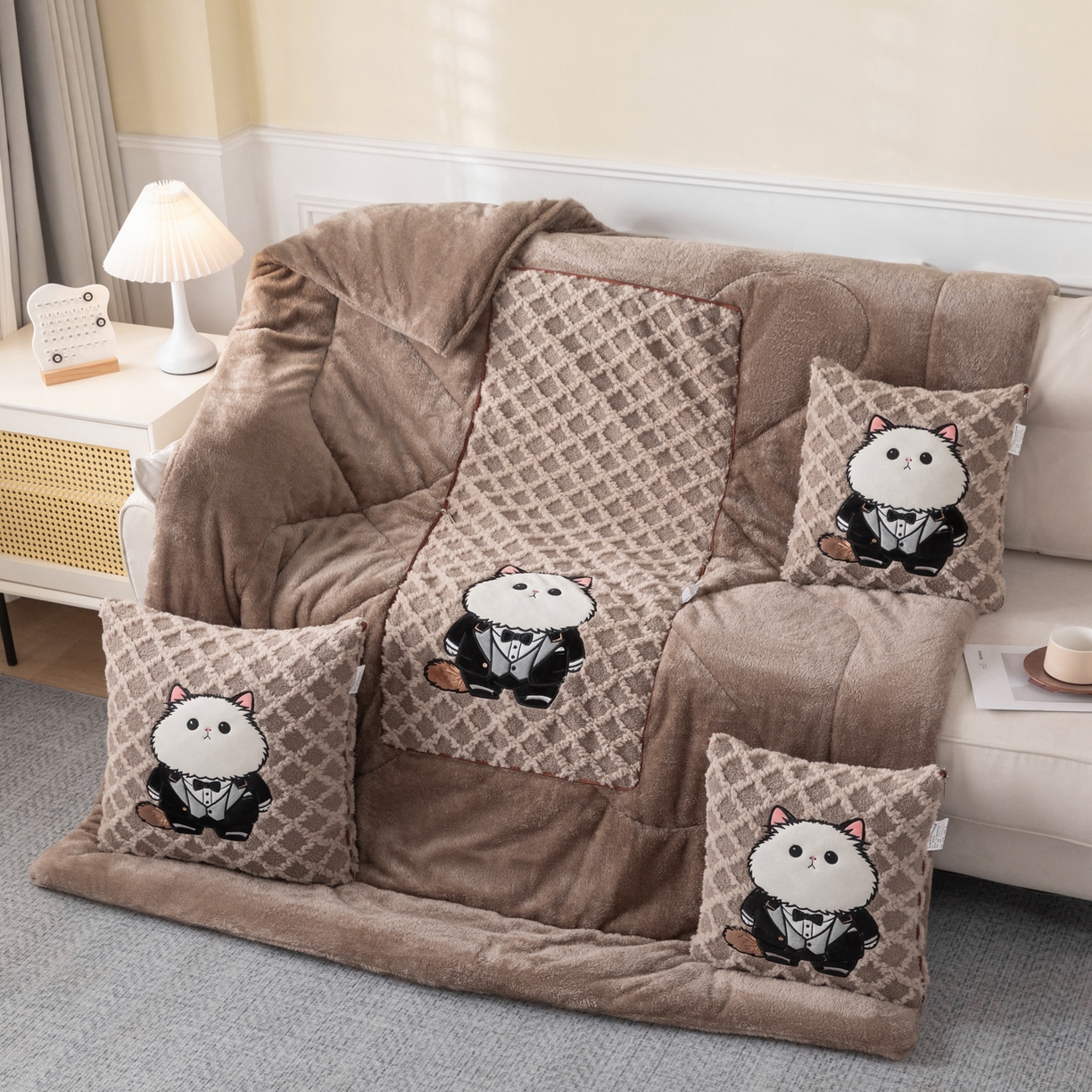 91家纺网 家纺一手货源 找家纺 宝马家纺（原梦童画） 2025新款加厚抱枕被绅士猫 绅士猫棕色