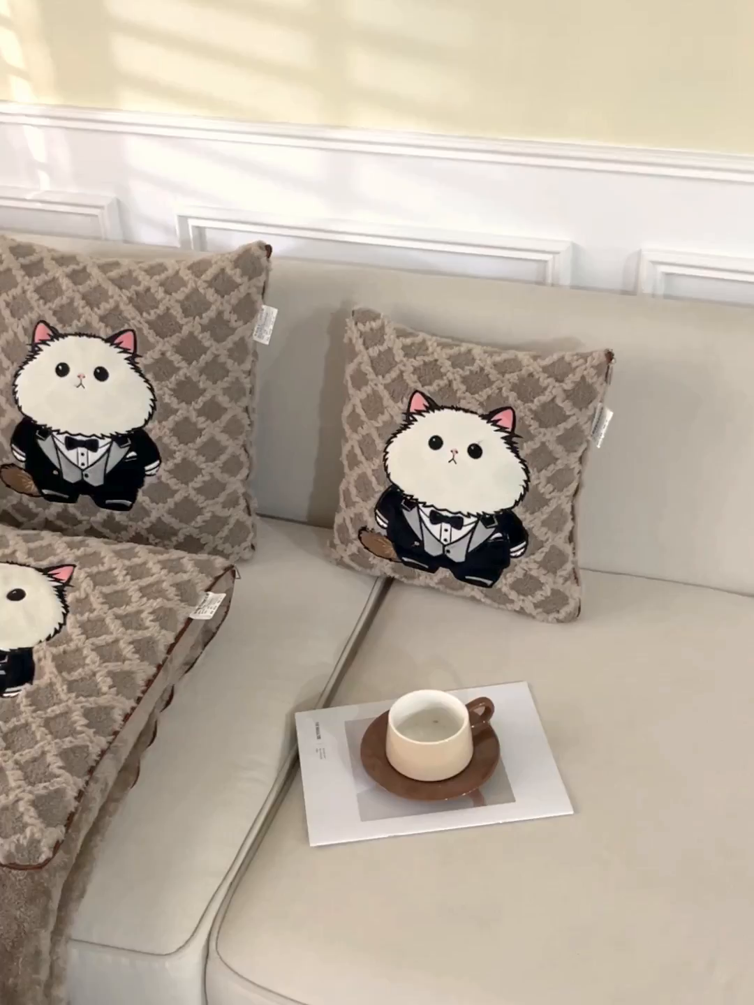 91家纺网 家纺一手货源 找家纺 宝马家纺（原梦童画） 2025新款加厚抱枕被绅士猫 绅士猫棕色