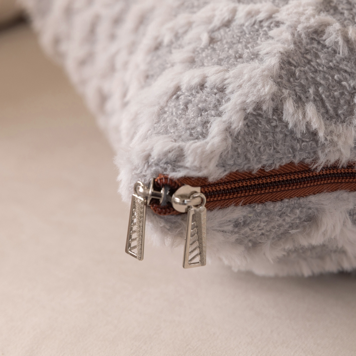 91家纺网 家纺一手货源 找家纺 宝马家纺（原梦童画） 2025新款加厚抱枕被绅士猫 绅士猫灰色