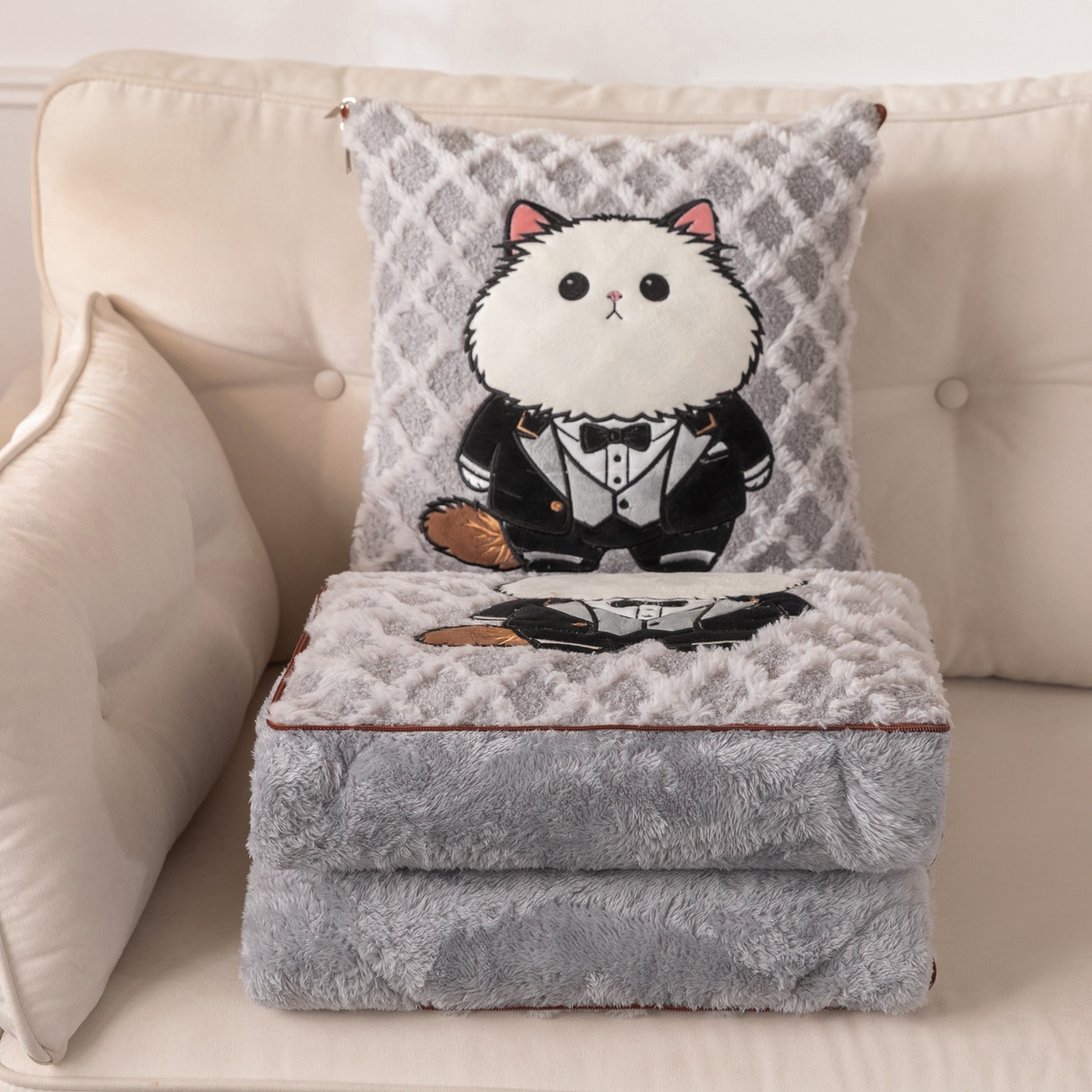 91家纺网 家纺一手货源 找家纺 宝马家纺（原梦童画） 2025新款加厚抱枕被绅士猫 绅士猫灰色