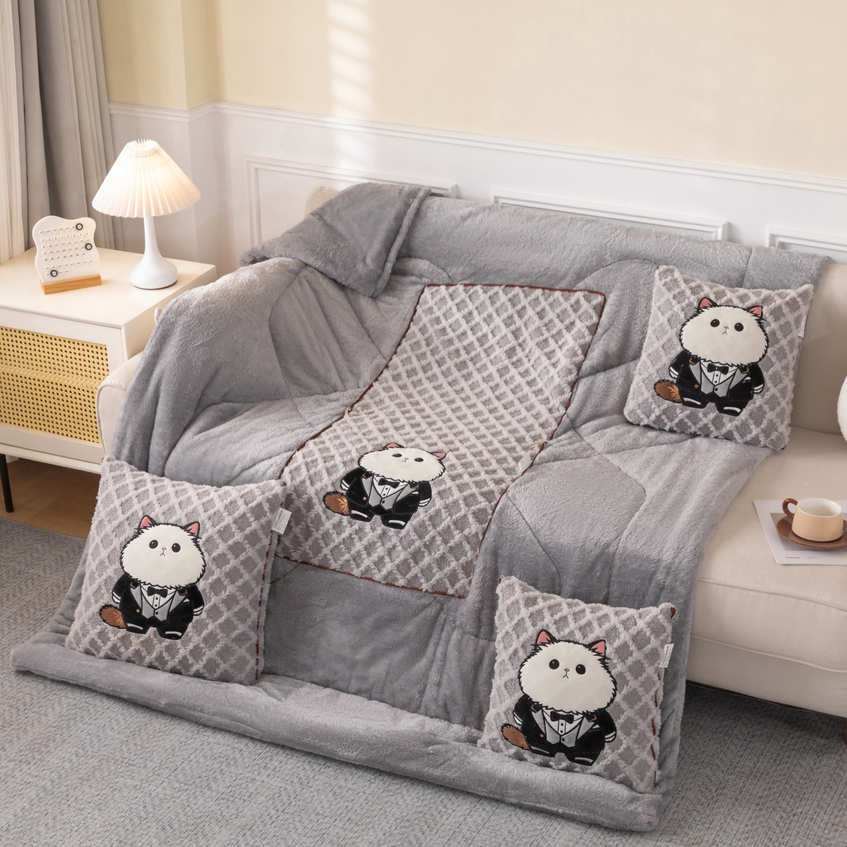 91家纺网 家纺一手货源 找家纺 宝马家纺（原梦童画） 2025新款加厚抱枕被绅士猫 绅士猫灰色