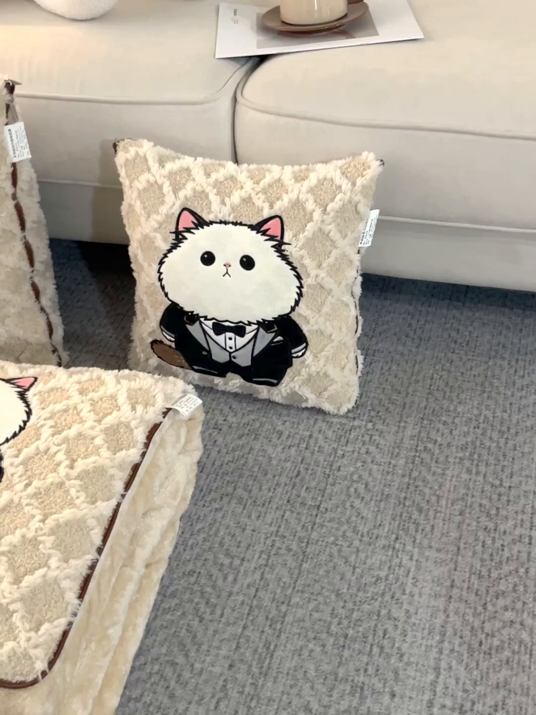 91家纺网 家纺一手货源 找家纺 宝马家纺（原梦童画） 2025新款加厚抱枕被绅士猫 绅士猫卡其色