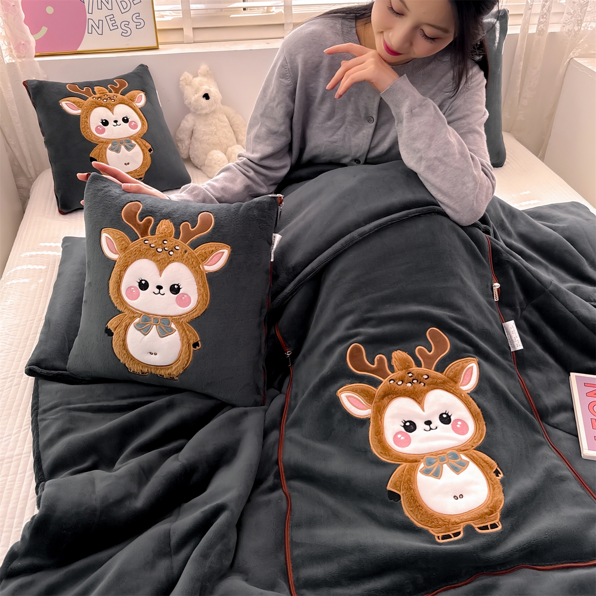 91家纺网 家纺一手货源 找家纺 宝马家纺（原梦童画） 2025新款圣诞鹿加厚抱枕被 黑色