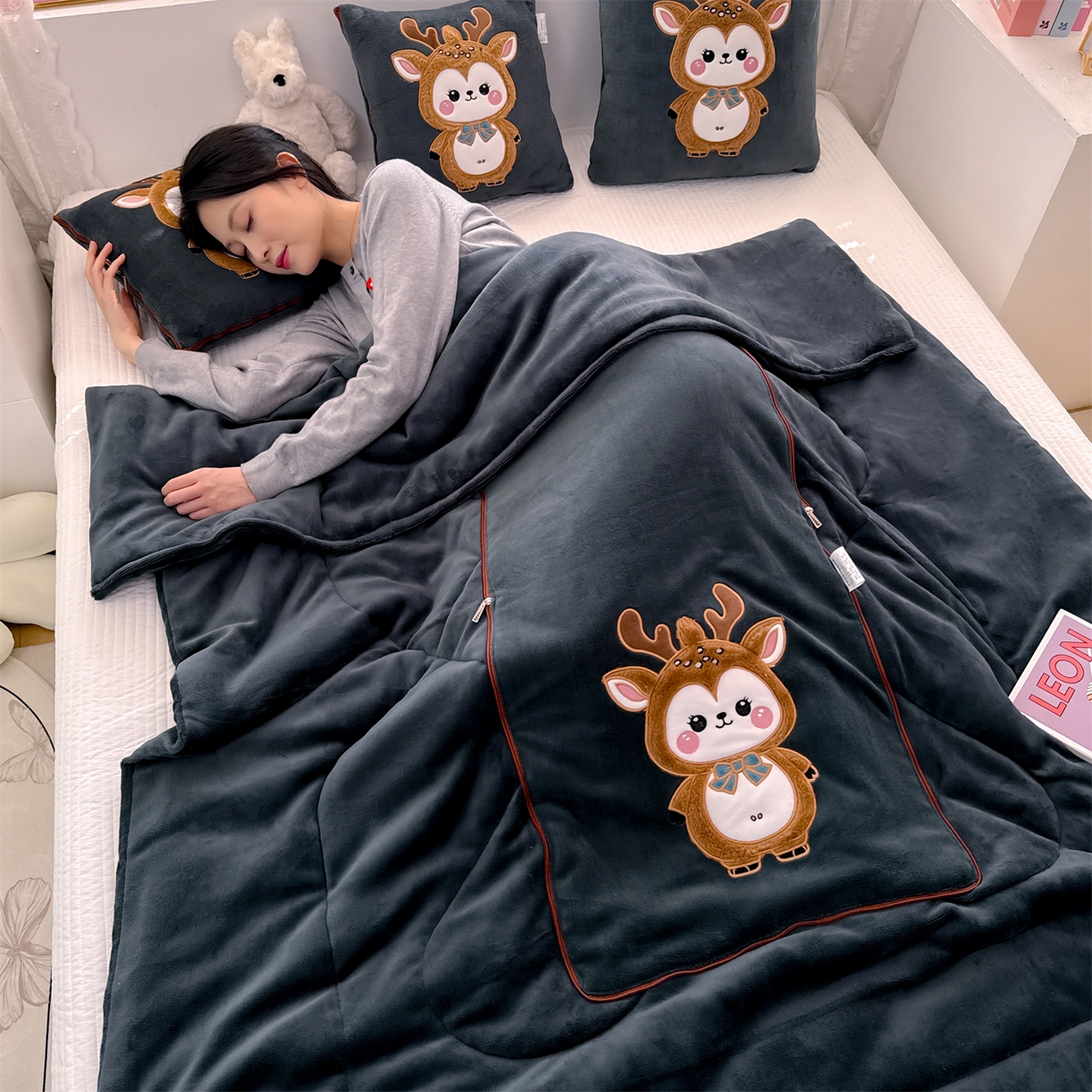 91家纺网 家纺一手货源 找家纺 宝马家纺（原梦童画） 2025新款圣诞鹿加厚抱枕被 黑色