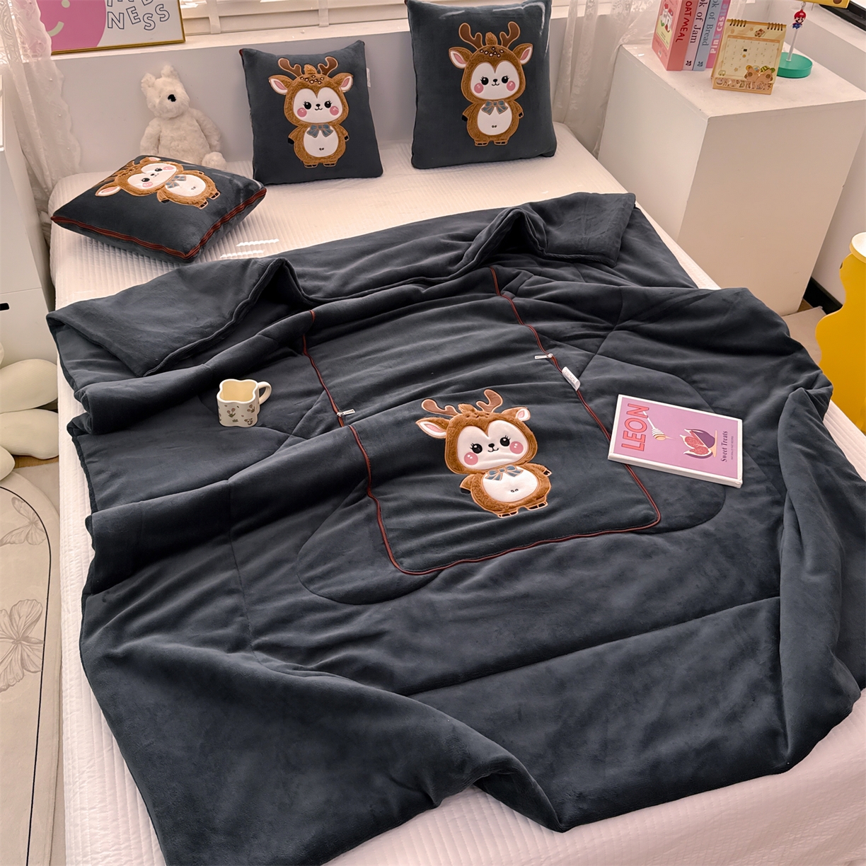 91家纺网 家纺一手货源 找家纺 宝马家纺（原梦童画） 2025新款圣诞鹿加厚抱枕被 黑色