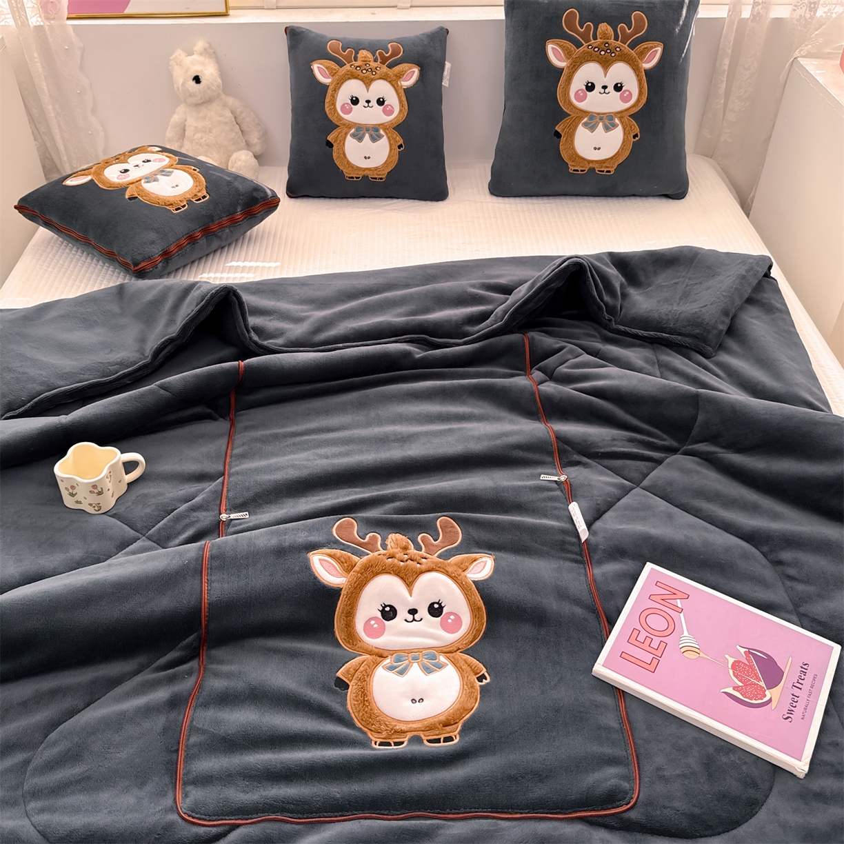91家纺网 家纺一手货源 找家纺 宝马家纺（原梦童画） 2025新款圣诞鹿加厚抱枕被 黑色