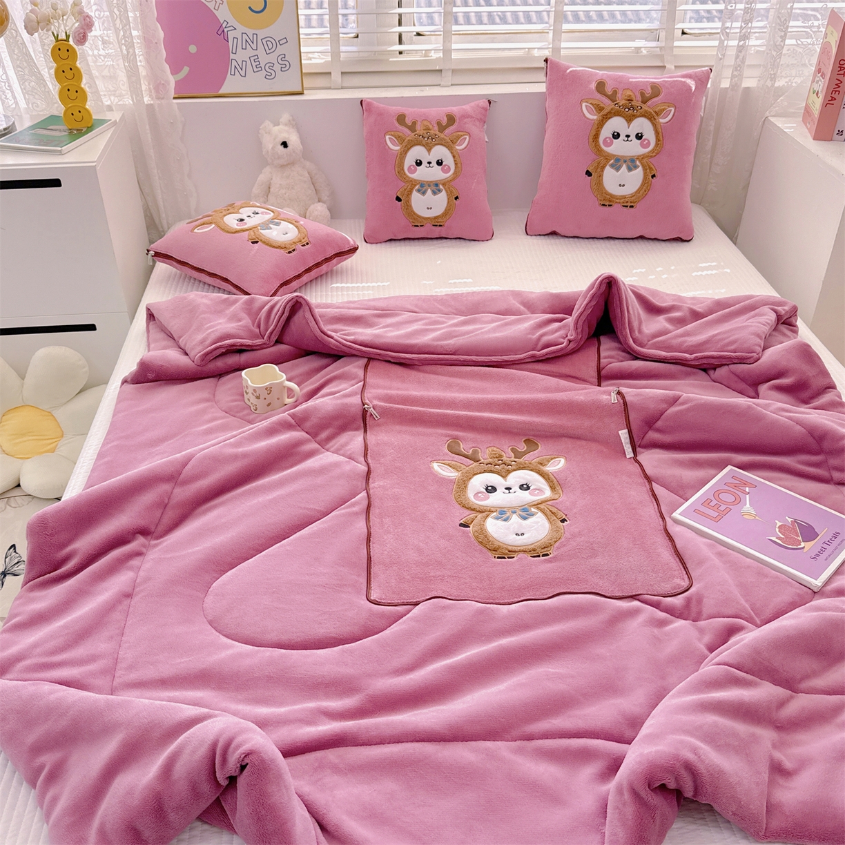 91家纺网 家纺一手货源 找家纺 宝马家纺（原梦童画） 2025新款圣诞鹿加厚抱枕被 豆沙色