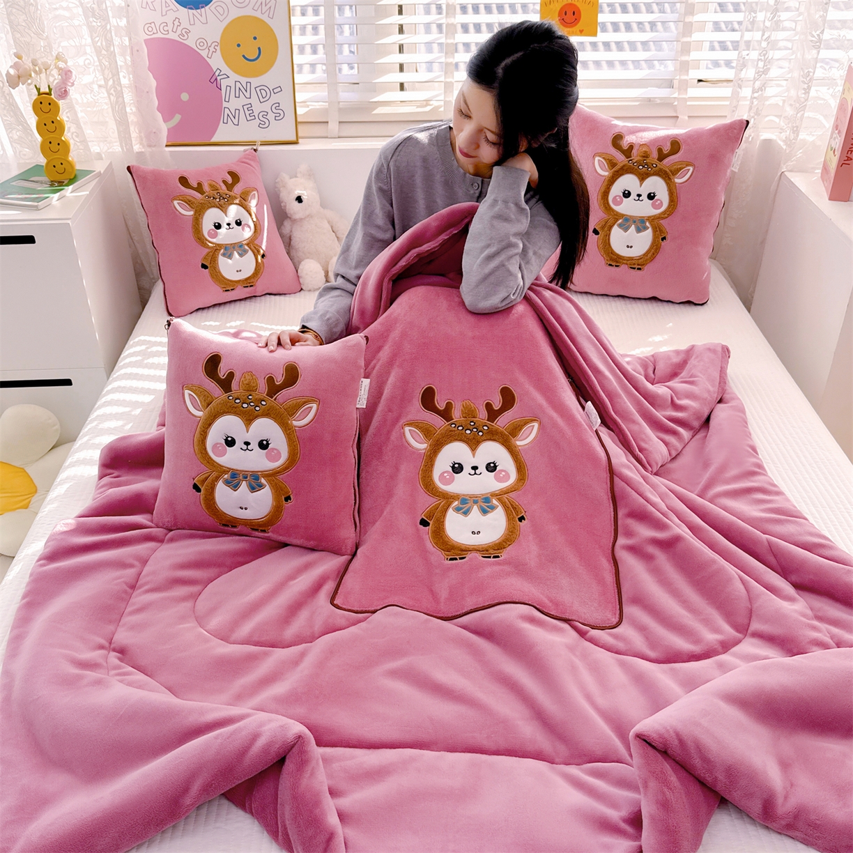 91家纺网 家纺一手货源 找家纺 宝马家纺（原梦童画） 2025新款圣诞鹿加厚抱枕被 豆沙色