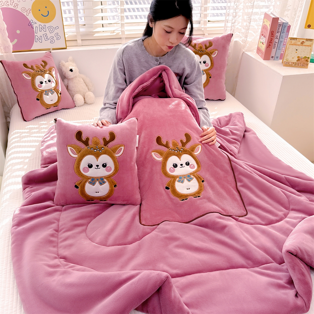 91家纺网 家纺一手货源 找家纺 宝马家纺（原梦童画） 2025新款圣诞鹿加厚抱枕被 豆沙色