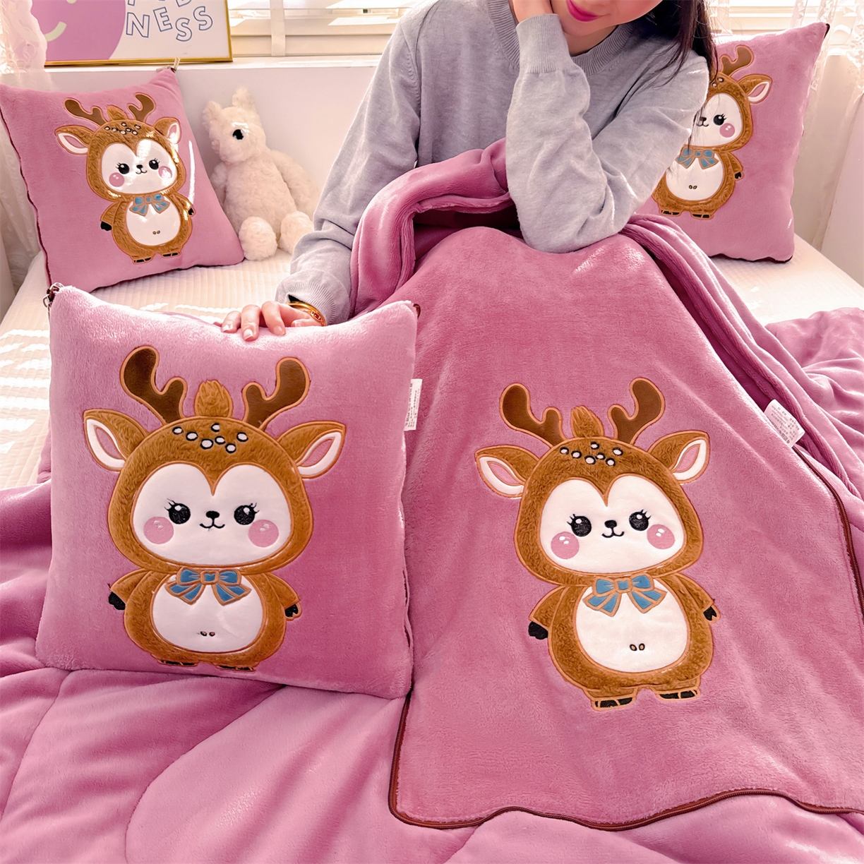 91家纺网 家纺一手货源 找家纺 宝马家纺（原梦童画） 2025新款圣诞鹿加厚抱枕被 豆沙色