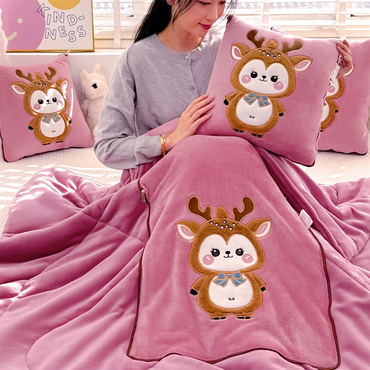 91家纺网 家纺一手货源 找家纺 宝马家纺（原梦童画） 2025新款圣诞鹿加厚抱枕被 豆沙色