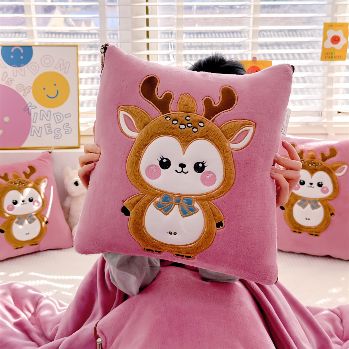 91家纺网 家纺一手货源 找家纺 宝马家纺（原梦童画） 2025新款圣诞鹿加厚抱枕被 豆沙色