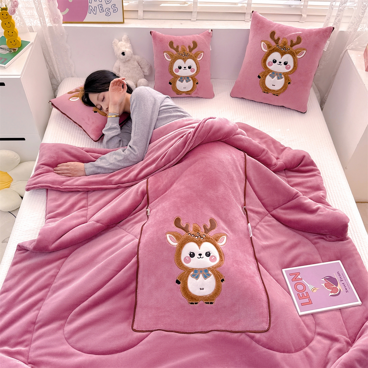 91家纺网 家纺一手货源 找家纺 宝马家纺（原梦童画） 2025新款圣诞鹿加厚抱枕被 豆沙色
