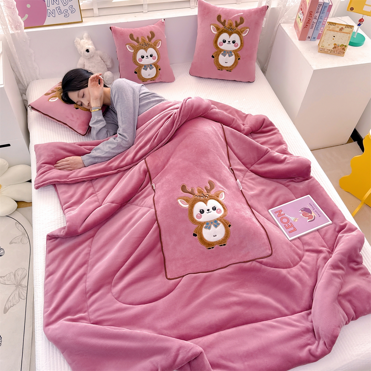 91家纺网 家纺一手货源 找家纺 宝马家纺（原梦童画） 2025新款圣诞鹿加厚抱枕被 豆沙色