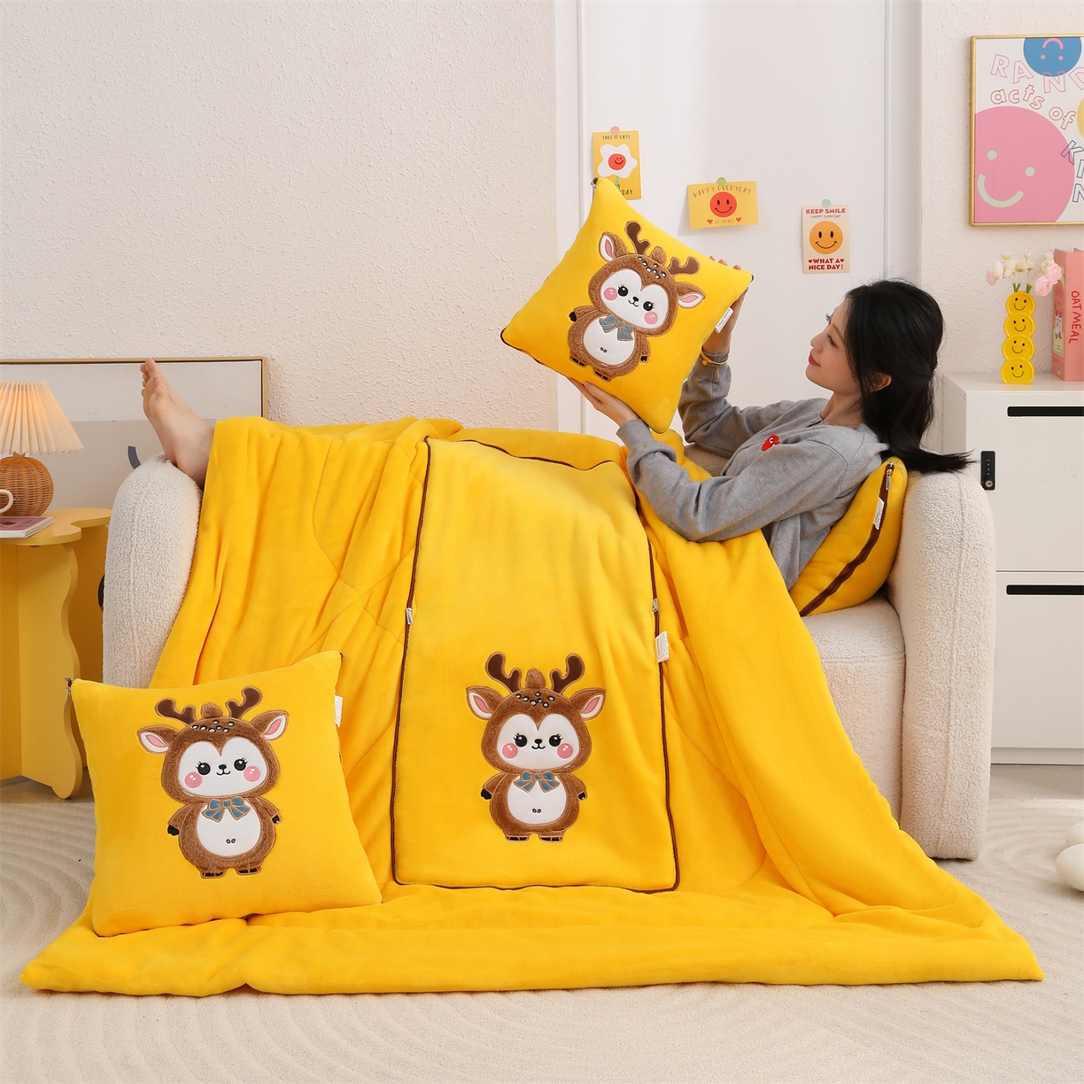 91家纺网 家纺一手货源 找家纺 宝马家纺（原梦童画） 2025新款圣诞鹿加厚抱枕被 黄色