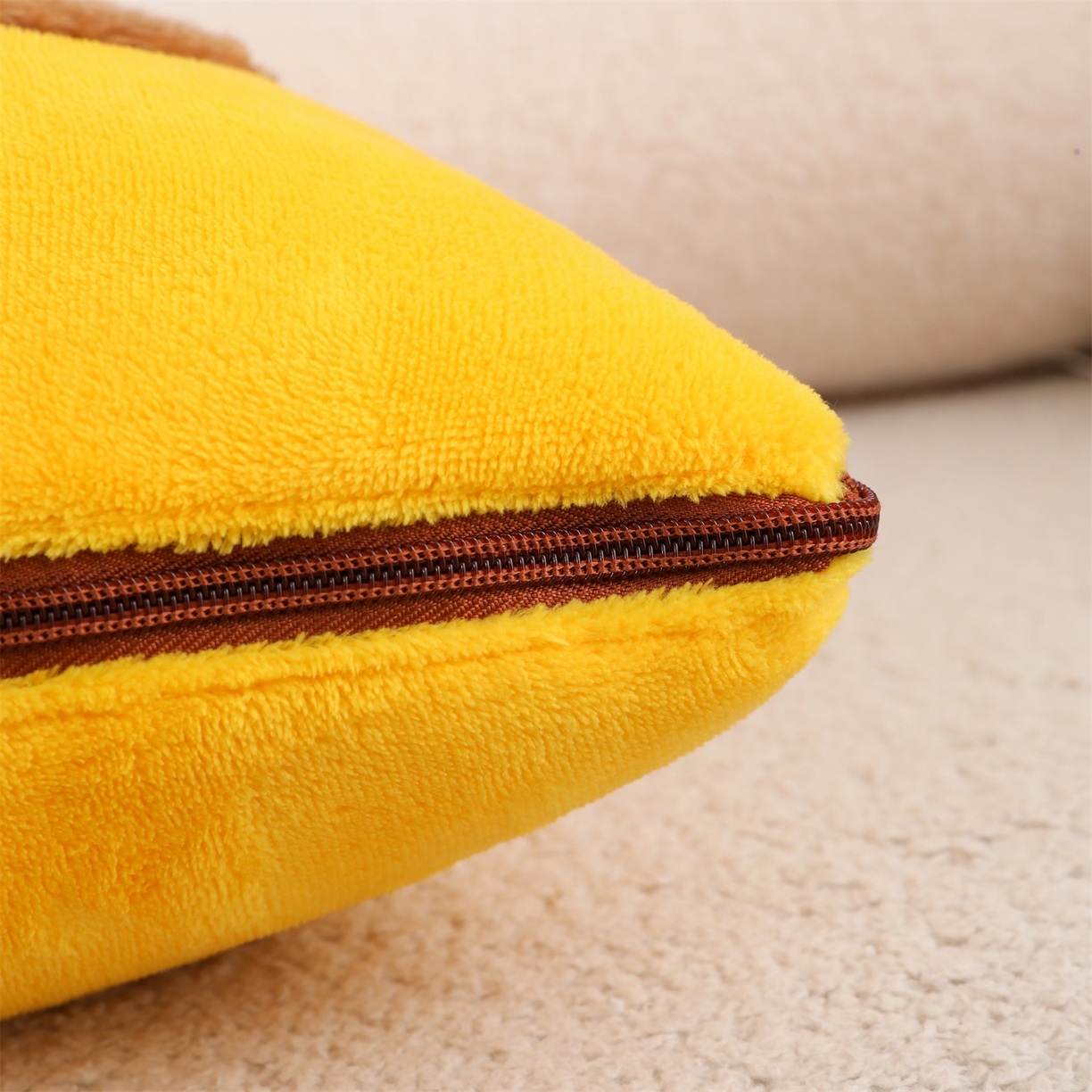 91家纺网 家纺一手货源 找家纺 宝马家纺（原梦童画） 2025新款圣诞鹿加厚抱枕被 黄色