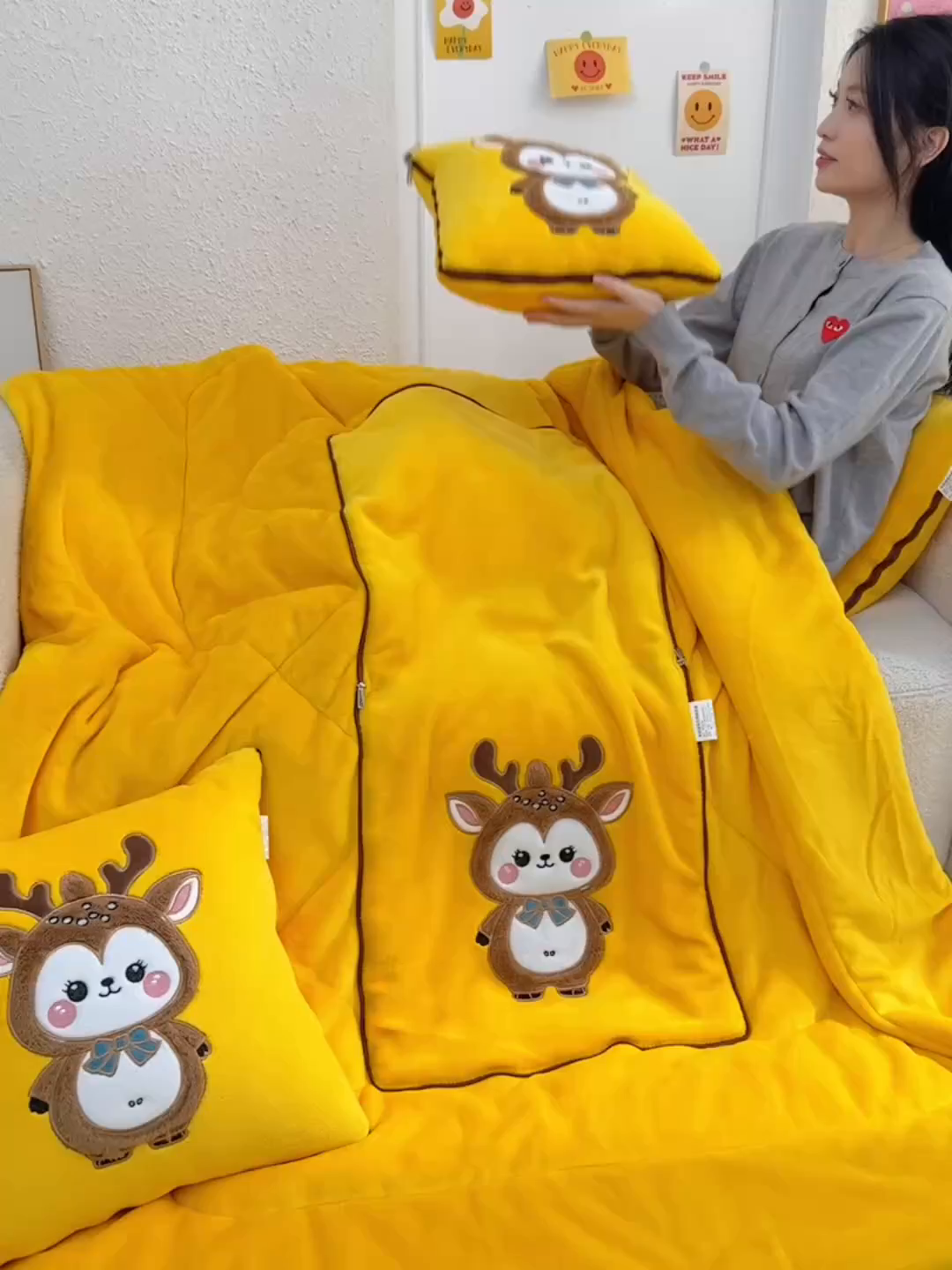 91家纺网 家纺一手货源 找家纺 宝马家纺（原梦童画） 2025新款圣诞鹿加厚抱枕被 黄色