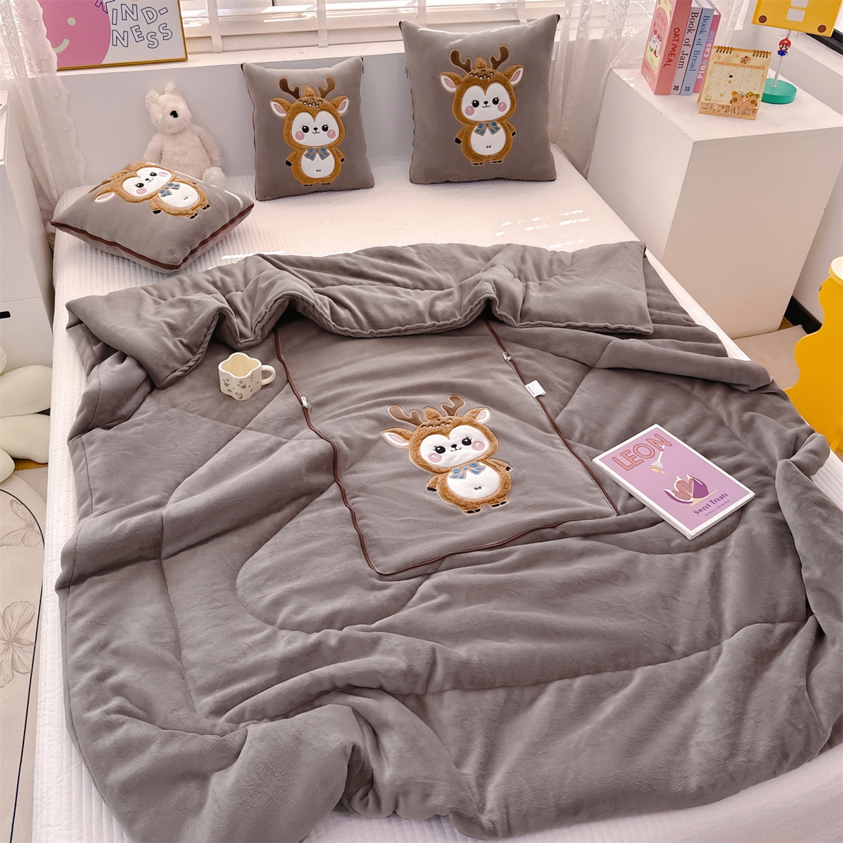 91家纺网 家纺一手货源 找家纺 宝马家纺（原梦童画） 2025新款圣诞鹿加厚抱枕被 咖色