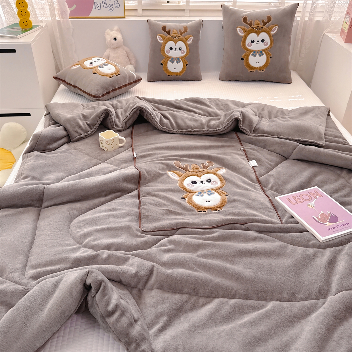 91家纺网 家纺一手货源 找家纺 宝马家纺（原梦童画） 2025新款圣诞鹿加厚抱枕被 咖色