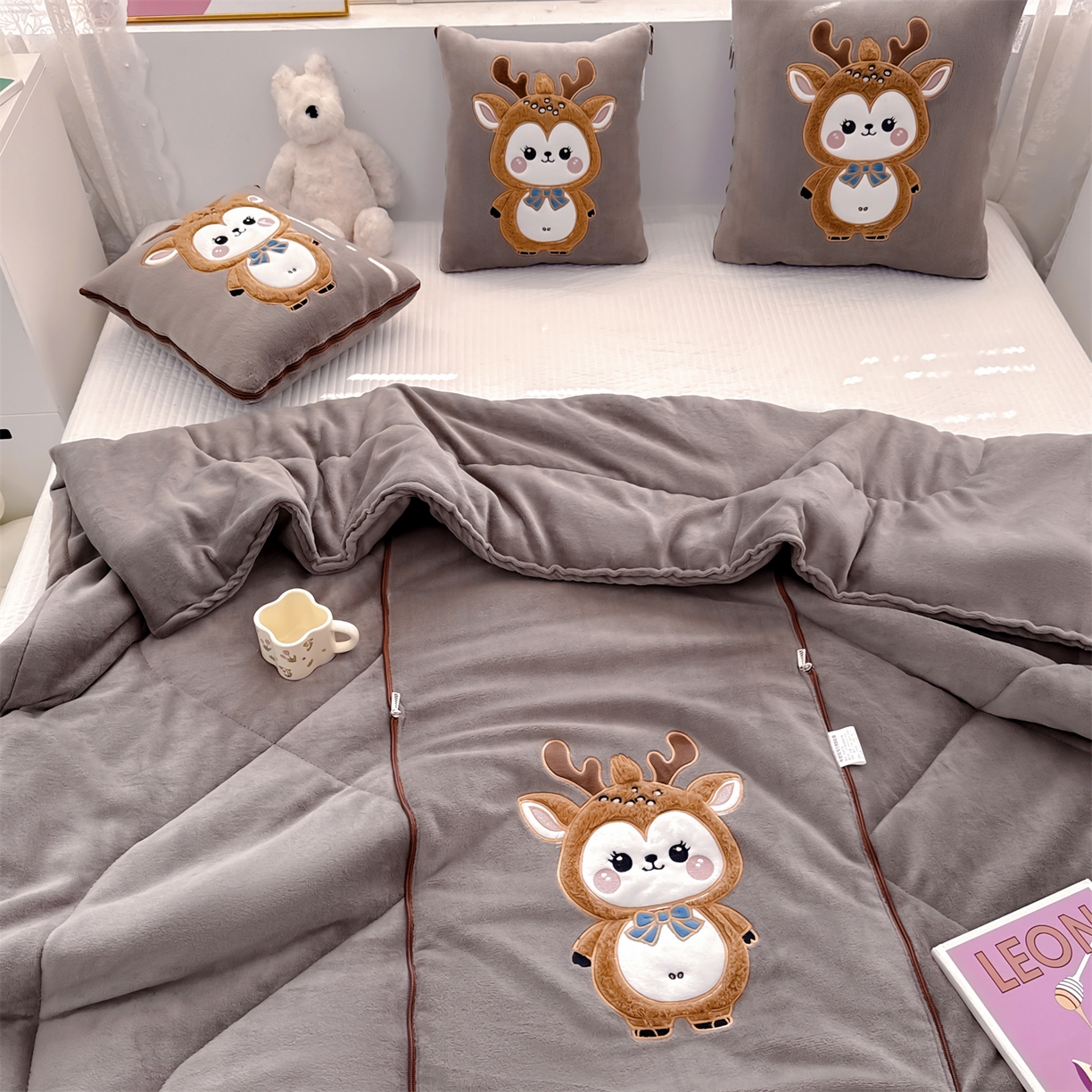 91家纺网 家纺一手货源 找家纺 宝马家纺（原梦童画） 2025新款圣诞鹿加厚抱枕被 咖色