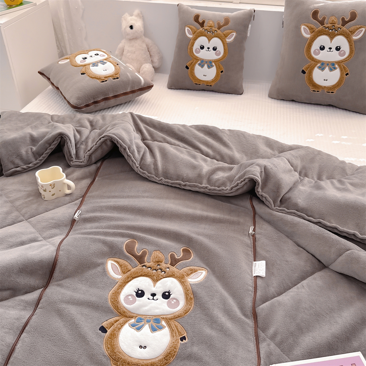 91家纺网 家纺一手货源 找家纺 宝马家纺（原梦童画） 2025新款圣诞鹿加厚抱枕被 咖色