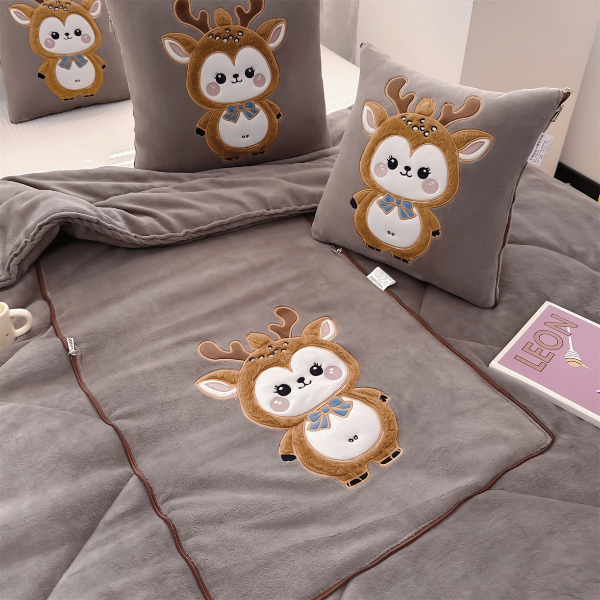 91家纺网 家纺一手货源 找家纺 宝马家纺（原梦童画） 2025新款圣诞鹿加厚抱枕被 咖色