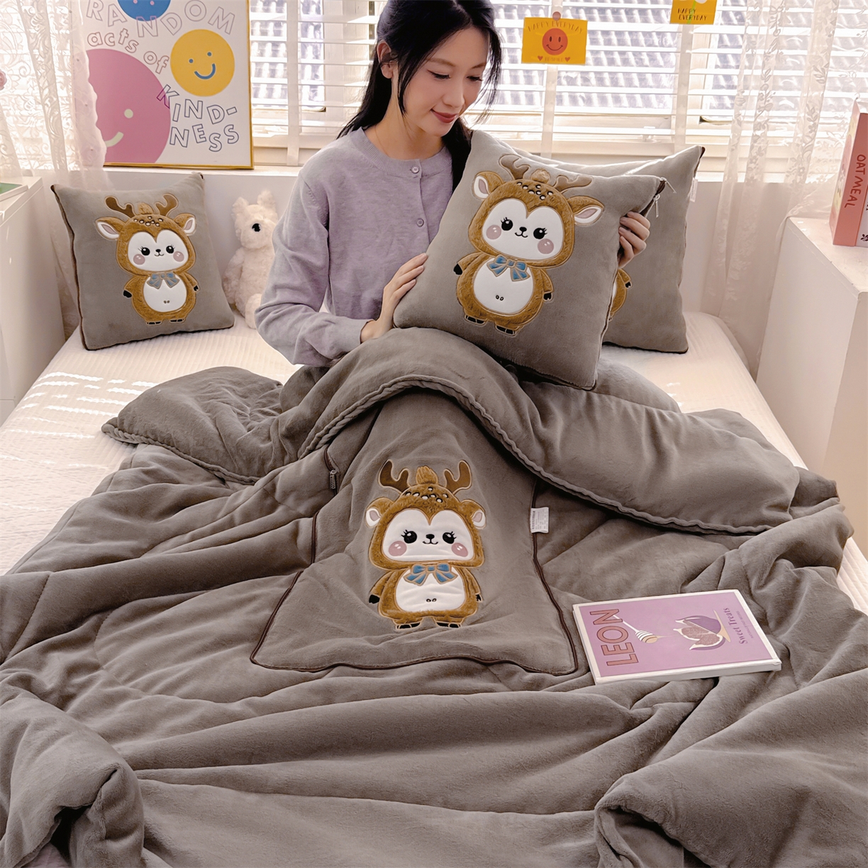 91家纺网 家纺一手货源 找家纺 宝马家纺（原梦童画） 2025新款圣诞鹿加厚抱枕被 咖色