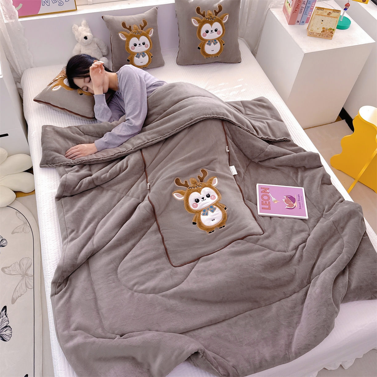 91家纺网 家纺一手货源 找家纺 宝马家纺（原梦童画） 2025新款圣诞鹿加厚抱枕被 咖色