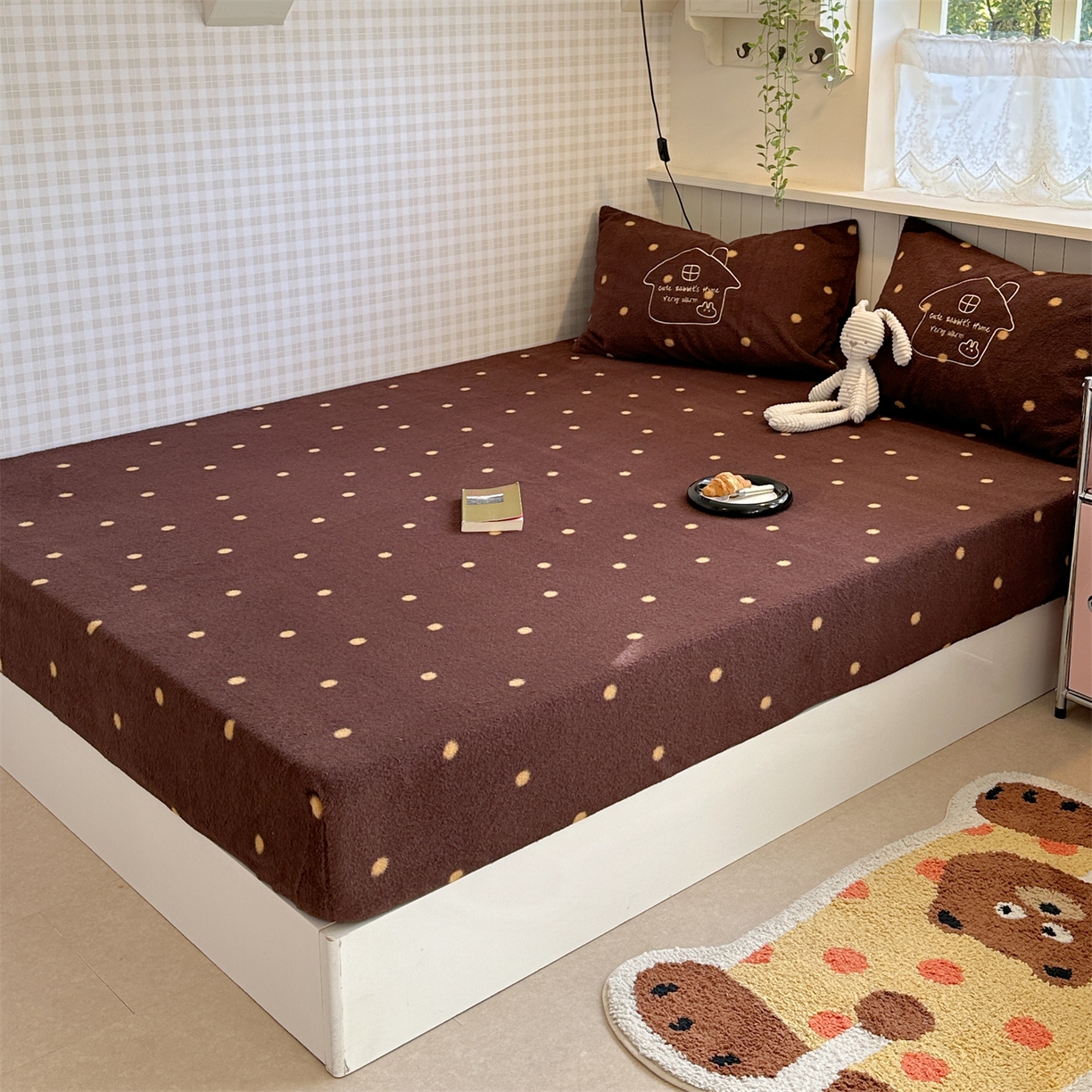 91家纺网 家纺一手货源 找家纺 暖生活 2026新款羊咩绒刺绣款床笠三件套 小兔房子