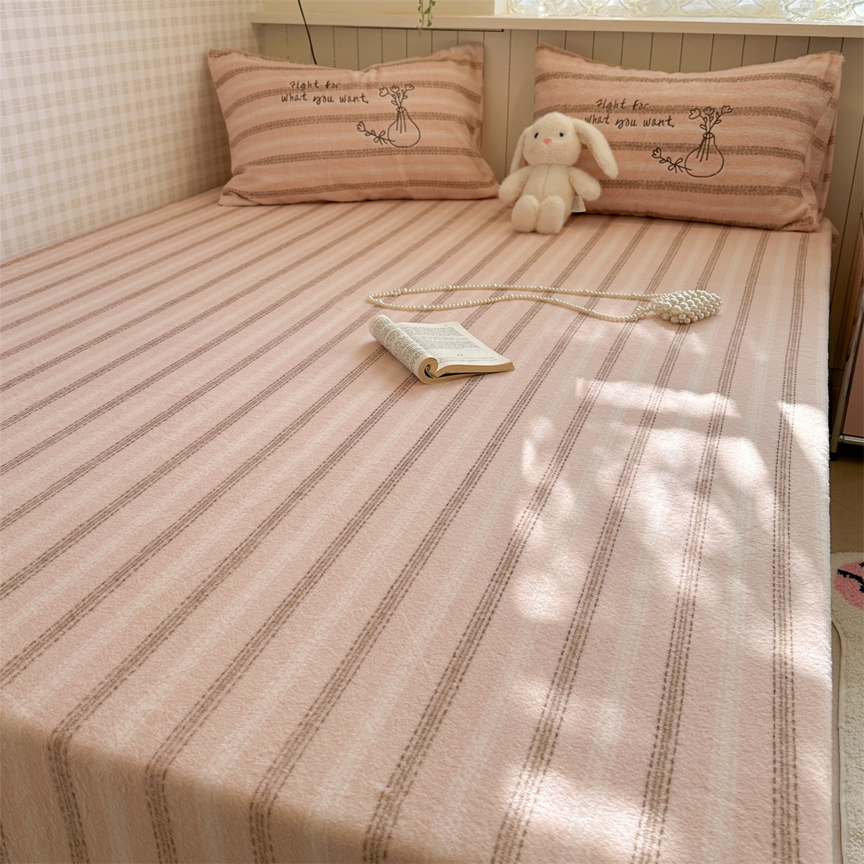 91家纺网 家纺一手货源 找家纺 暖生活 2026新款羊咩绒刺绣款床笠三件套 小花瓶