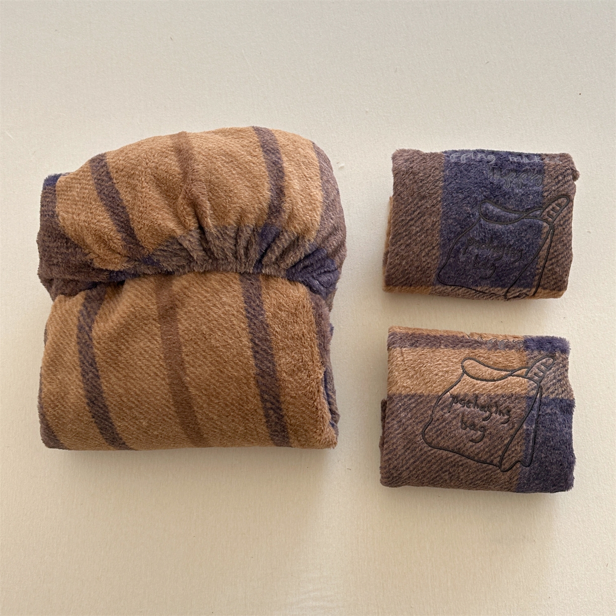 91家纺网 家纺一手货源 找家纺 暖生活 2026新款羊咩绒刺绣款床笠三件套 面包袋