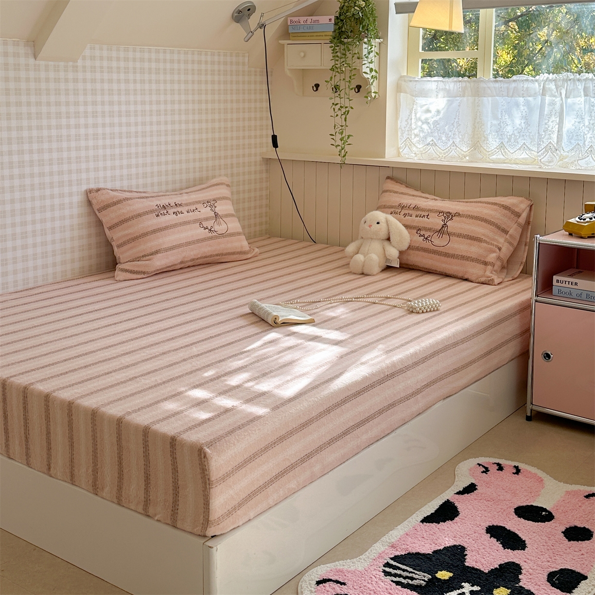 91家纺网 家纺一手货源 找家纺 暖生活 2026新款羊咩绒刺绣款床笠三件套 小花瓶