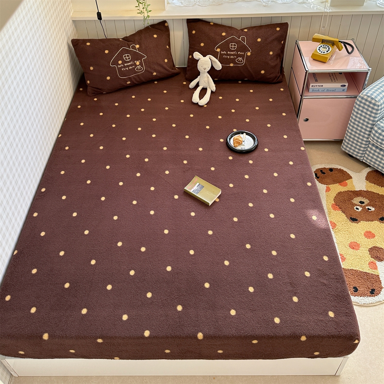 91家纺网 家纺一手货源 找家纺 暖生活 2026新款羊咩绒刺绣款床笠三件套 小兔房子