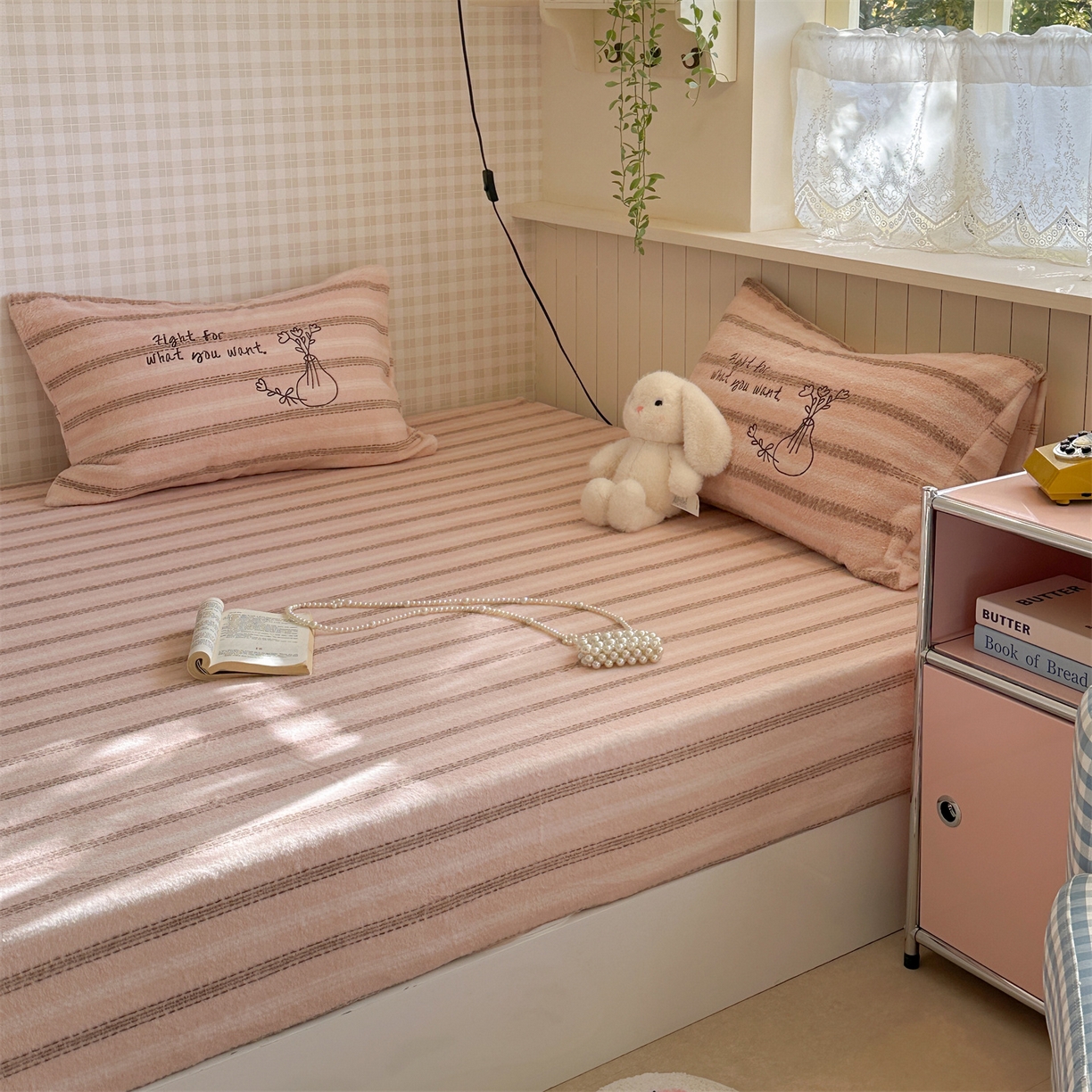 91家纺网 家纺一手货源 找家纺 暖生活 2026新款羊咩绒刺绣款床笠三件套 小花瓶