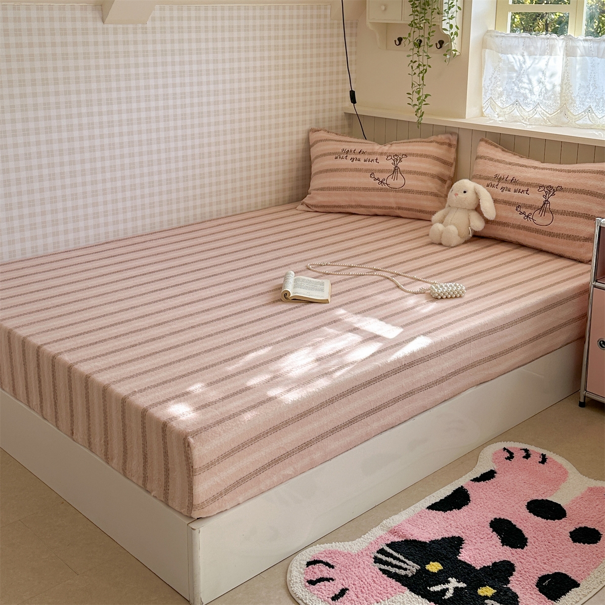 91家纺网 家纺一手货源 找家纺 暖生活 2026新款羊咩绒刺绣款床笠三件套 小花瓶