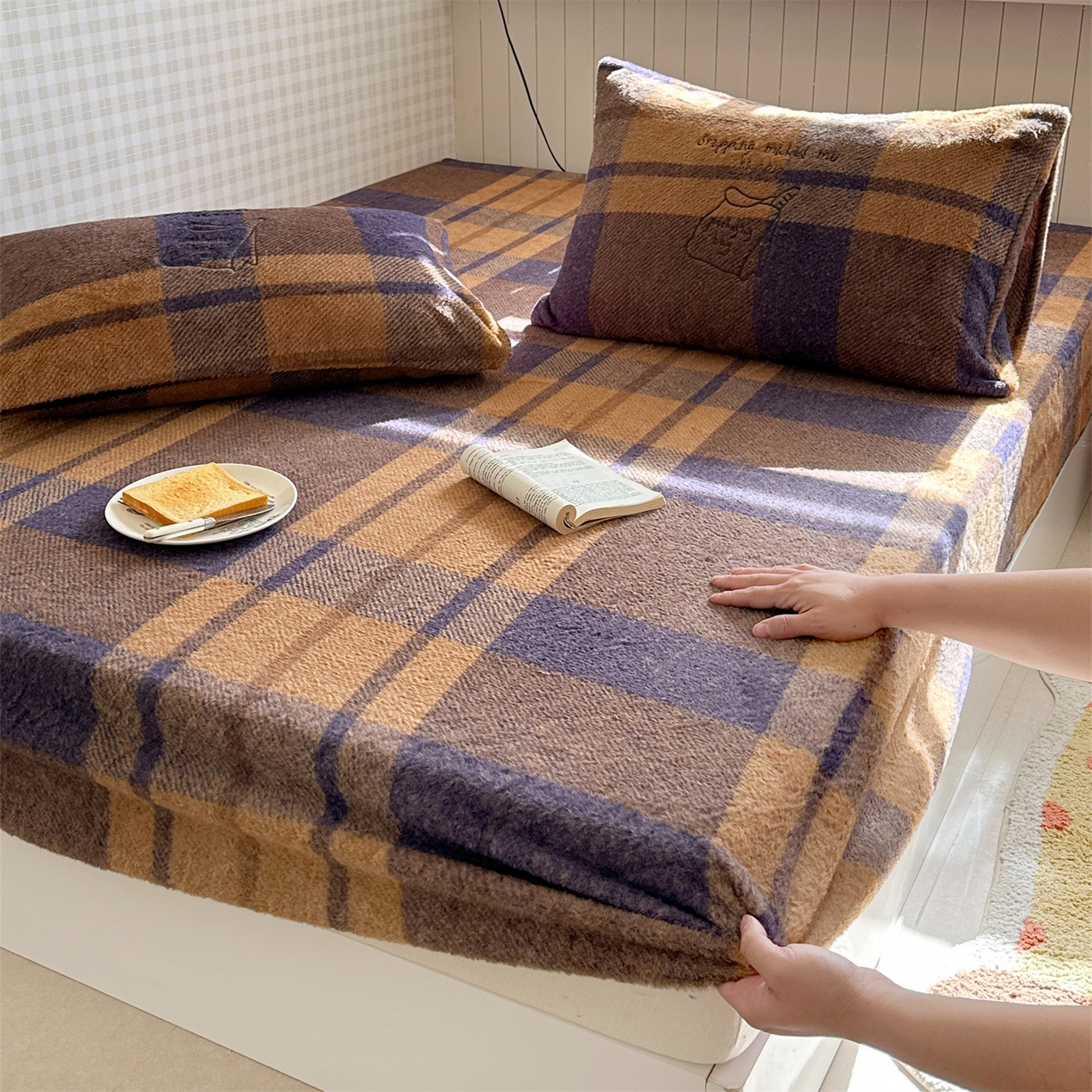 91家纺网 家纺一手货源 找家纺 暖生活 2026新款羊咩绒刺绣款床笠三件套 面包袋