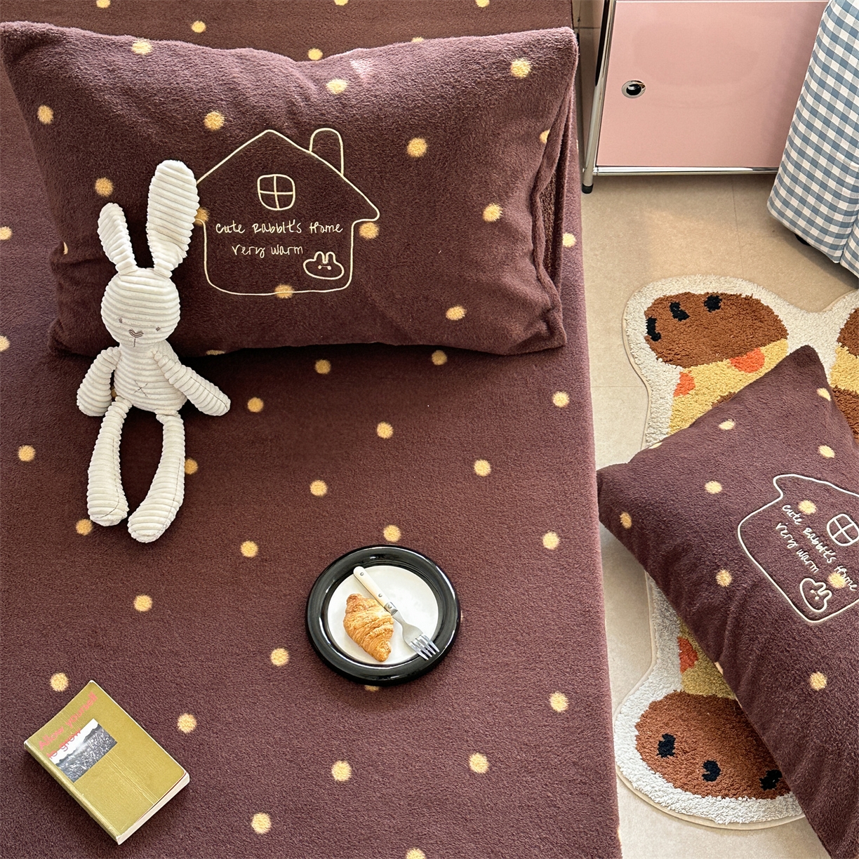 91家纺网 家纺一手货源 找家纺 暖生活 2026新款羊咩绒刺绣款床笠三件套 小兔房子