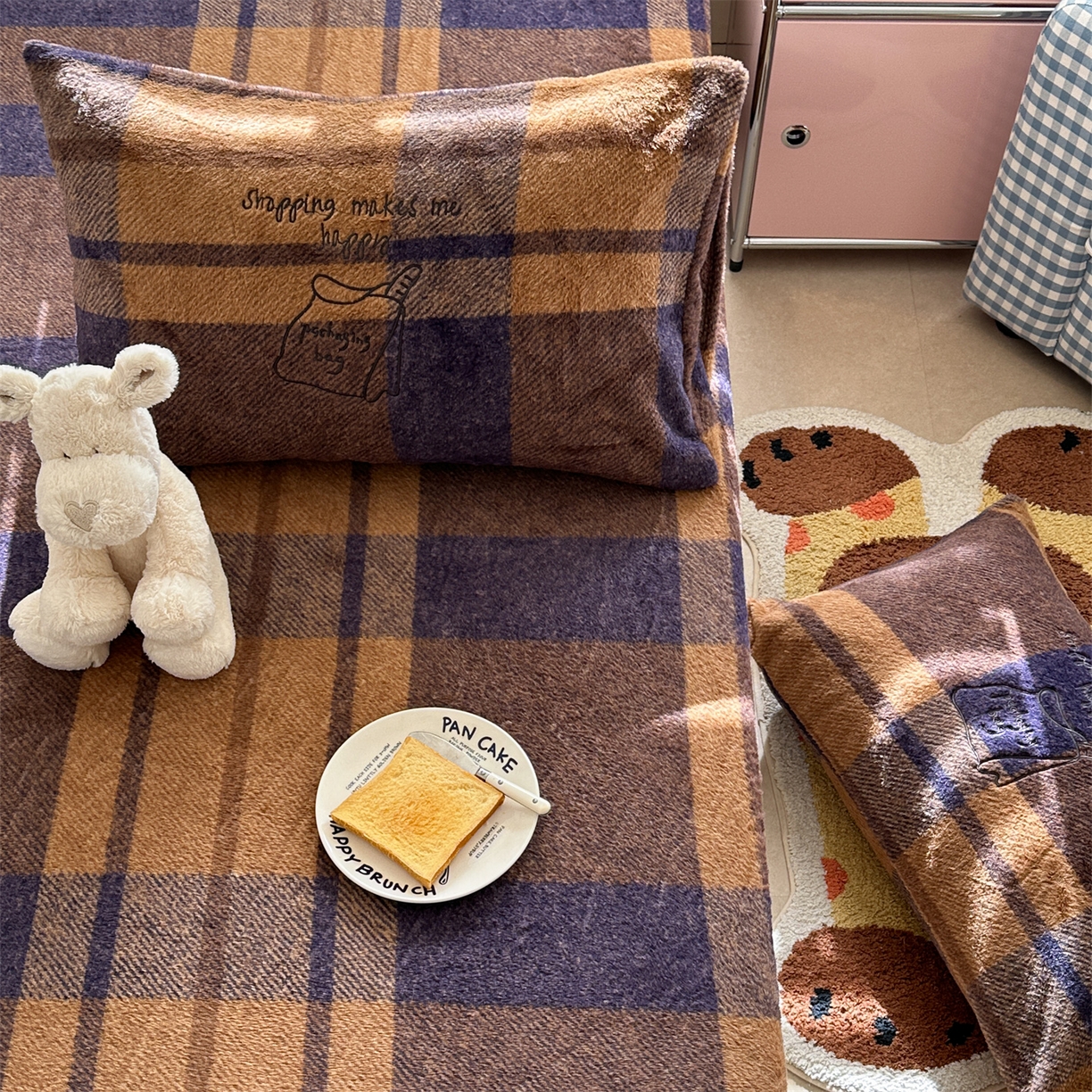 91家纺网 家纺一手货源 找家纺 暖生活 2026新款羊咩绒刺绣款床笠三件套 面包袋