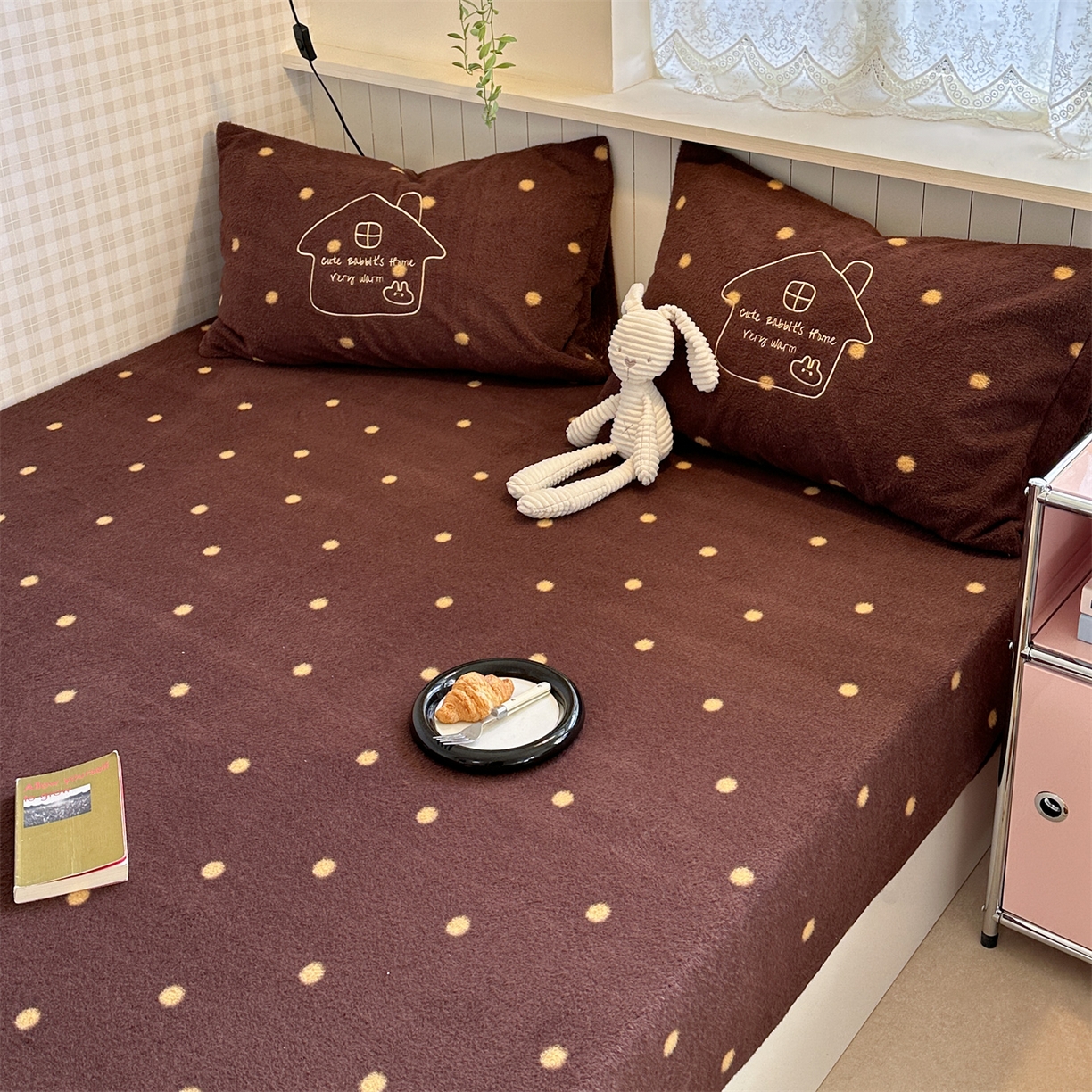 91家纺网 家纺一手货源 找家纺 暖生活 2026新款羊咩绒刺绣款床笠三件套 小兔房子