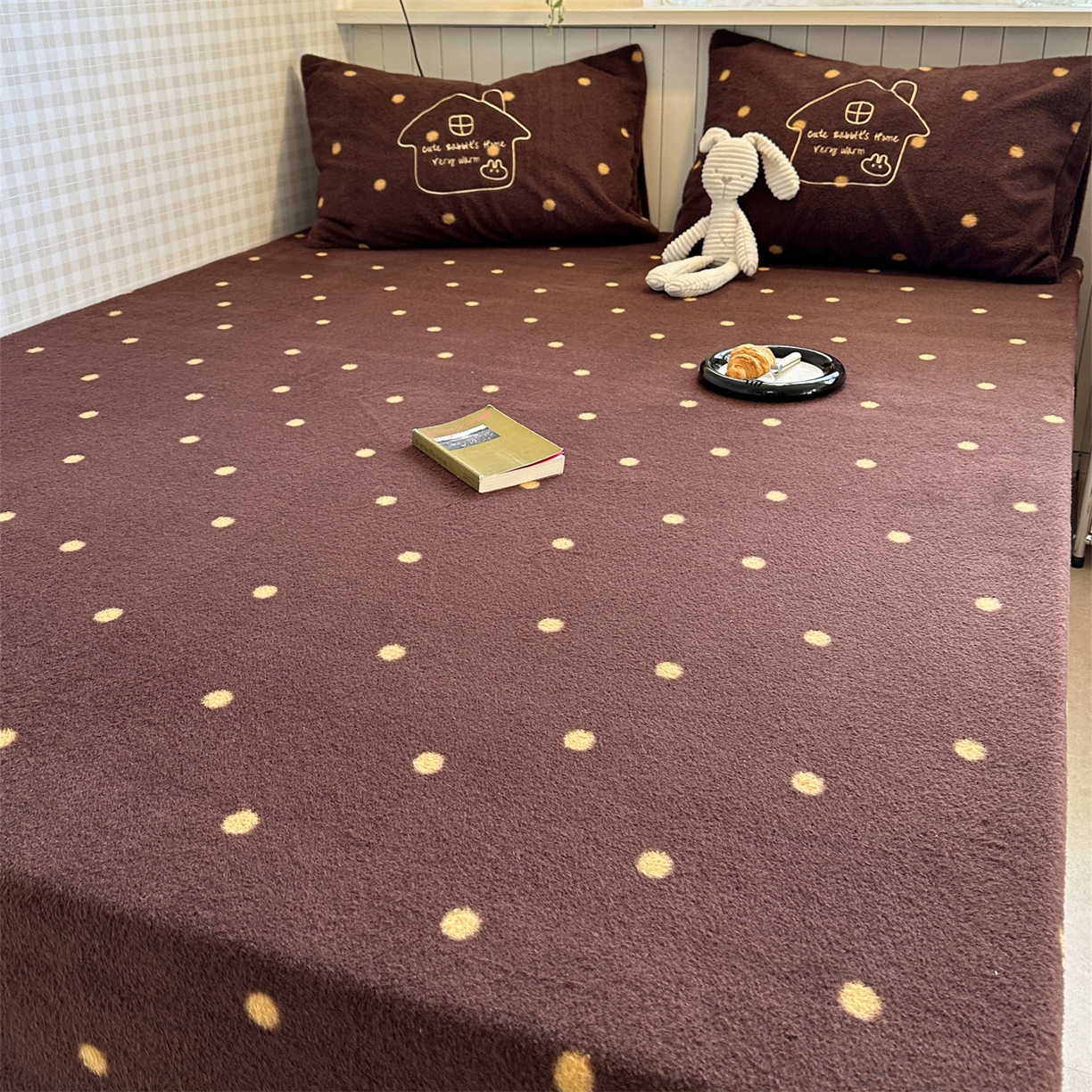 91家纺网 家纺一手货源 找家纺 暖生活 2026新款羊咩绒刺绣款床笠三件套 小兔房子