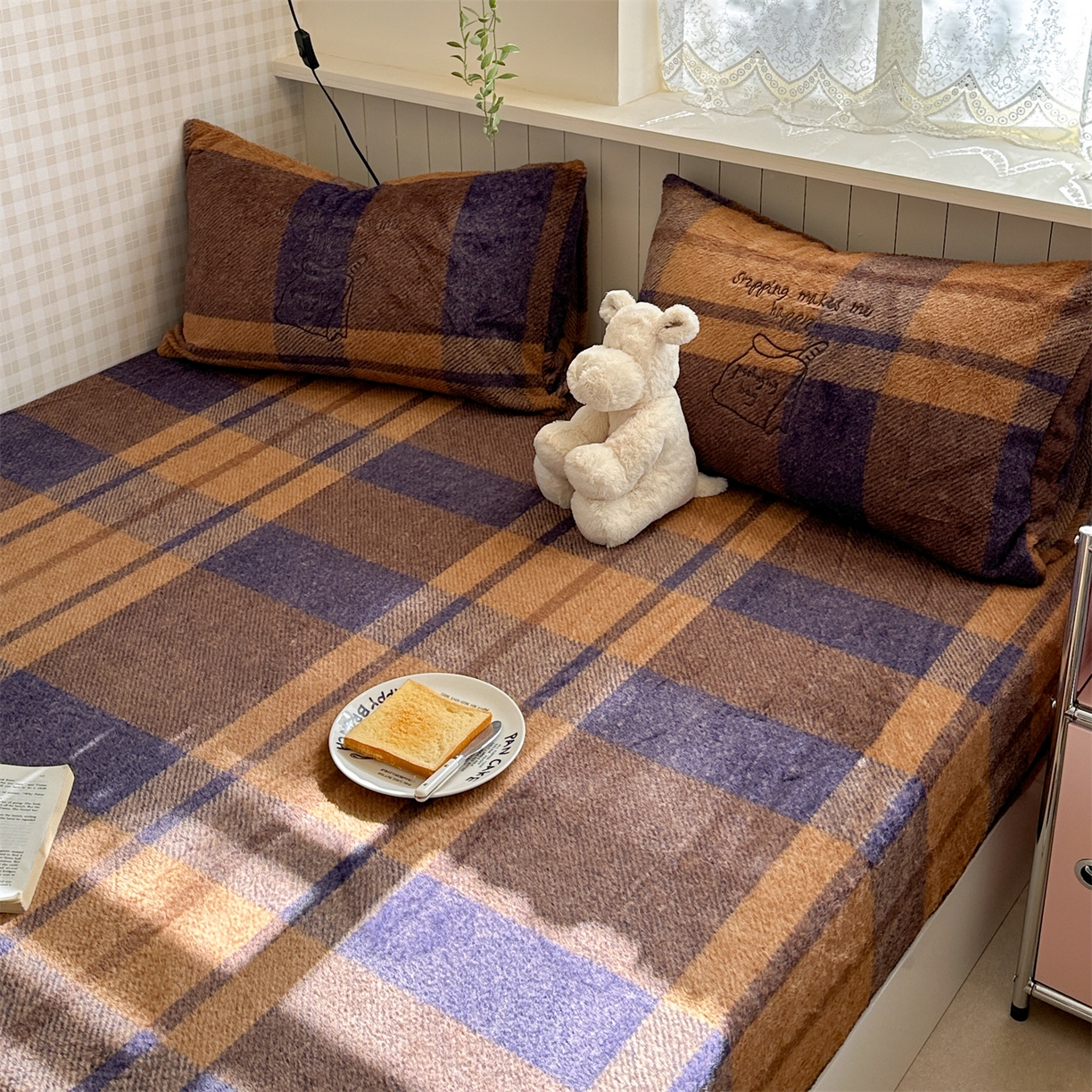 91家纺网 家纺一手货源 找家纺 暖生活 2026新款羊咩绒刺绣款床笠三件套 面包袋